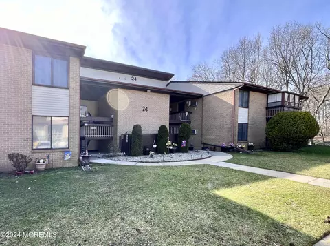 24 Meadow Green Cir #K, Manalapan, NJ 07726