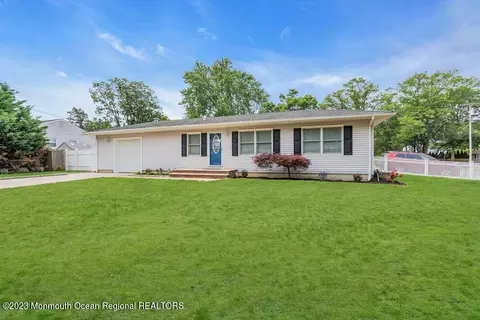 307 Newark Dr, Brick, NJ 08724
