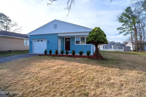 21 Augusta Ct, Toms River, NJ 08757