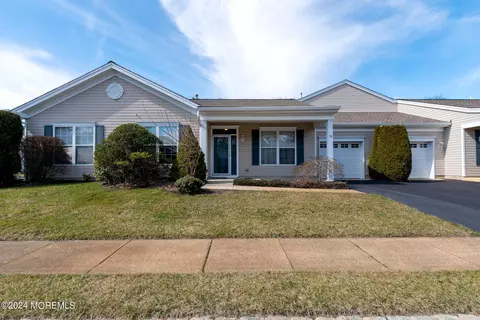 96 Silverlawns Dr, Lakewood, NJ 08701