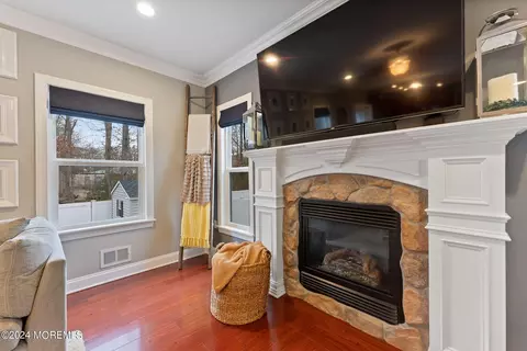 Living - 9 Key Largo Ct, Bayville, NJ 08721 photo 2 of 5