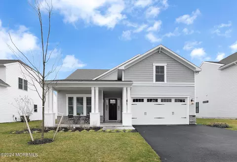 27 Pasture Dr, Farmingdale, NJ 07727