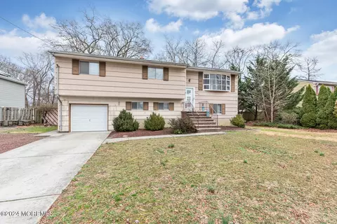 695 Harmony Rd, Middletown, NJ 07748