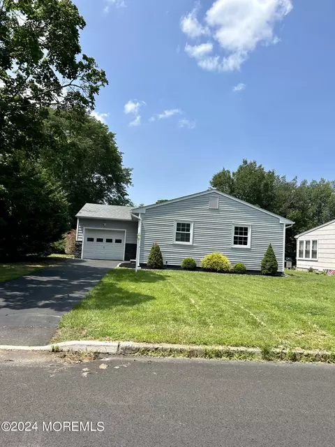 16 Sherwood Ln, Toms River, NJ 08757