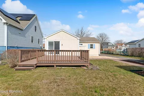 Exterior - 620 E Bayview Ave, Ocean Gate, NJ 08740 photo 3 of 4