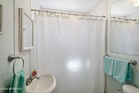 Bath - 620 E Bayview Ave, Ocean Gate, NJ 08740 photo 1 of 1