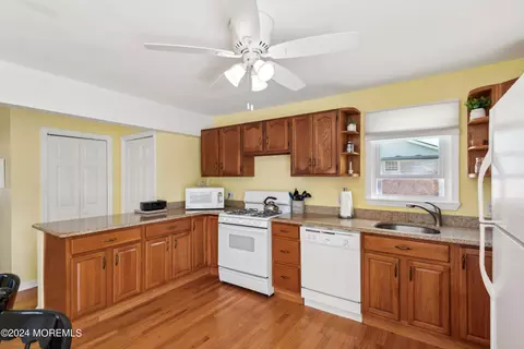Kitchen - 620 E Bayview Ave, Ocean Gate, NJ 08740 photo 3 of 4