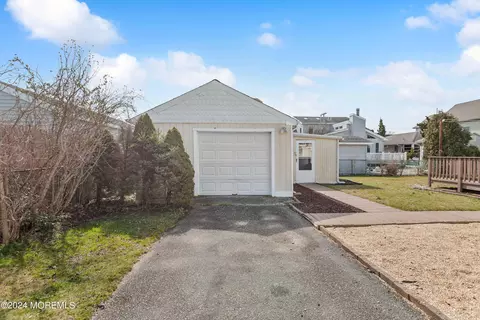 Exterior - 620 E Bayview Ave, Ocean Gate, NJ 08740 photo 2 of 4