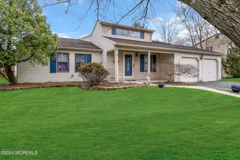 19 Cherry Bend Dr, Howell, NJ 07731