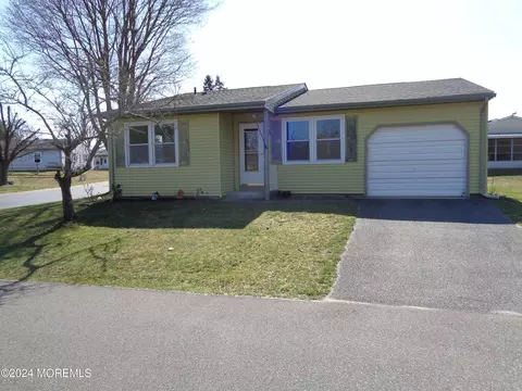 105 Chelsea Dr, Whiting, NJ 08759
