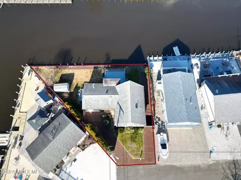 910 Meadow Lark Dr, Lanoka Harbor, NJ 08734