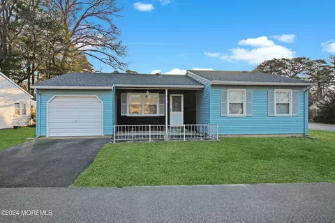 52 Chelsea Dr, Whiting, NJ 08759