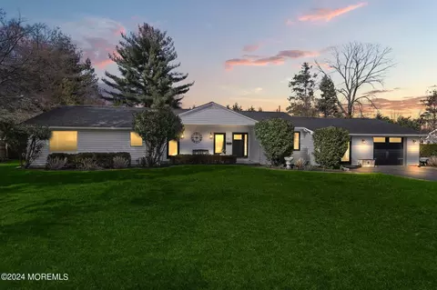 55 Queen Ann Dr, Shrewsbury, NJ 07702