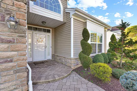 35 Diamond Spring Dr, Monroe, NJ 08831 photo 2