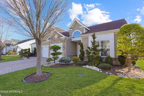 35 Diamond Spring Dr, Monroe, NJ 08831