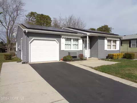 72 Chelsea Dr, Whiting, NJ 08759