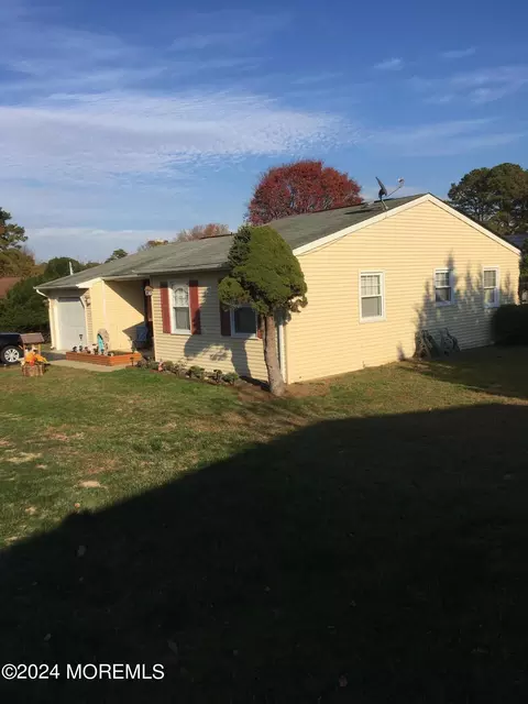 38 Falmouth Ave, Manchester, NJ 08759