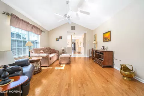 88 Skyline Dr, Lakewood, NJ 08701