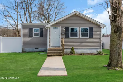 42 Wooley St, Aberdeen, NJ 07747