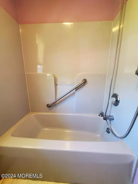 Bath - 214 Oak Ln, Tabernacle, NJ 08088 photo 5 of 6