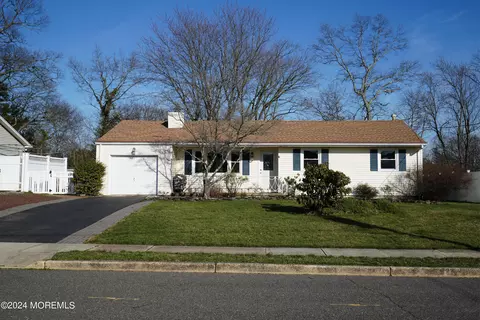 627 Fawn Dr, Toms River, NJ 08753