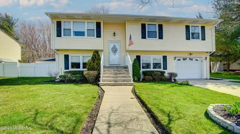 2 Colgate Ct, Hazlet, NJ 07730