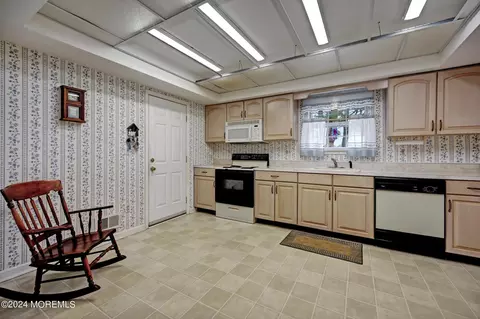 8 Cherry Ct, Spring Lake Heights, NJ 07762