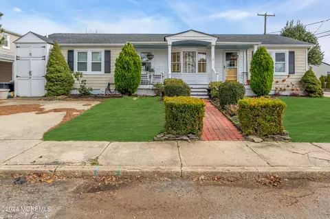 3 Locust St, Keyport, NJ 07735