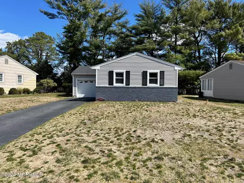 15 Concord Ln, Toms River, NJ 08757