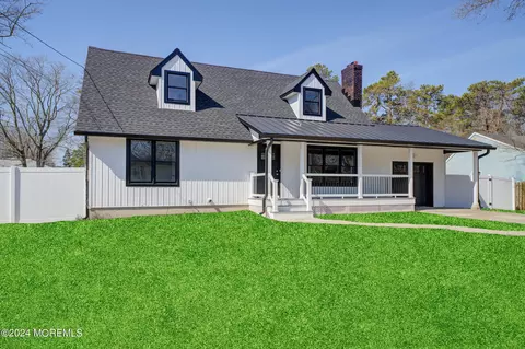 372 Clifton Ave, Bayville, NJ 08721