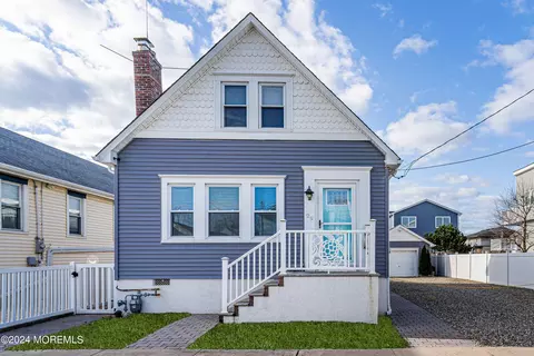29 Farragut Ave, Seaside Park, NJ 08752