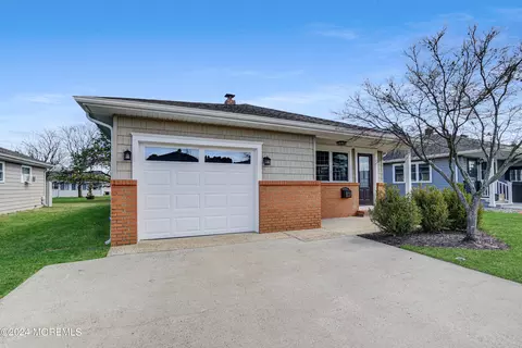 14 Bolans Ct, Toms River, NJ 08757