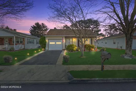 19 Manitoba Ct, Toms River, NJ 08757