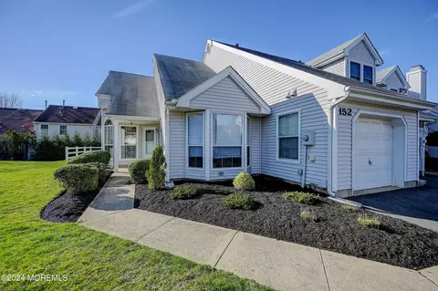 152 Primrose Ln, Freehold, NJ 07728