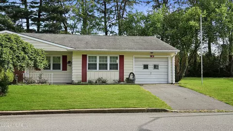 5 Ohio Dr # A, Whiting, NJ 08759