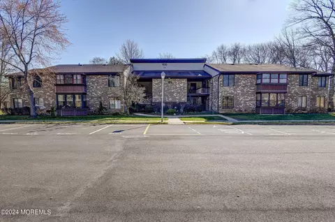 166 Cross Slope Ct #B, Manalapan, NJ 07726
