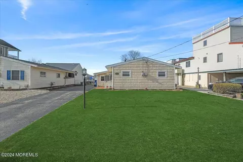 33 W Mohawk Dr, Little Egg Harbor, NJ 08087