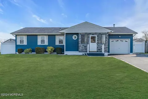 28 Bell St, Bayville, NJ 08721