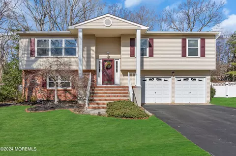 10 Mistletoe Ct, Howell, NJ 07731