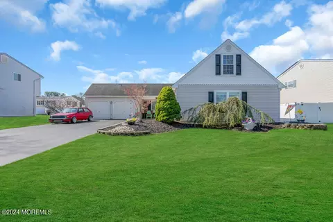11 Starlight Rd, Howell, NJ 07728