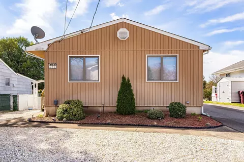 34 Harbor Inn Rd, Bayville, NJ 08721