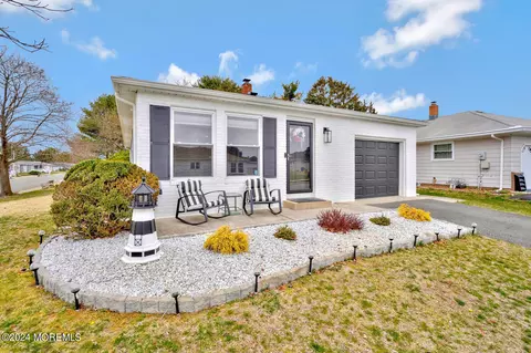 1 Palmetto Point St, Toms River, NJ 08757