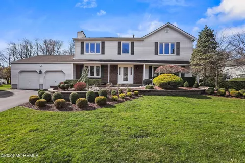 18 Colts Run, Marlboro, NJ 07746