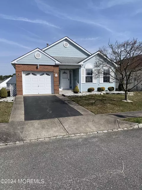 38 Portsmouth Dr, Toms River, NJ 08757