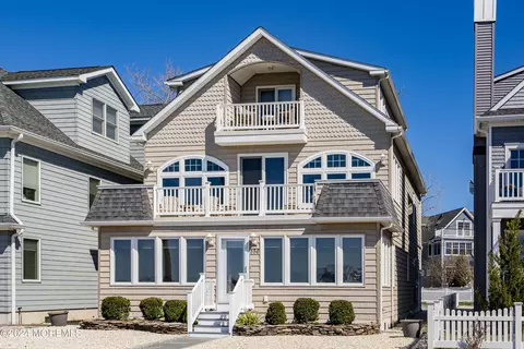 556 Riverside Dr, Manasquan, NJ 08736