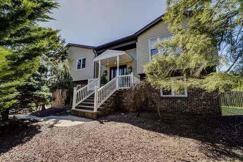 20 Mitchell Ct, Marlboro, NJ 07746