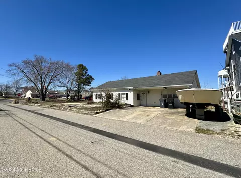 8 Betty Dr, Manahawkin, NJ 08050