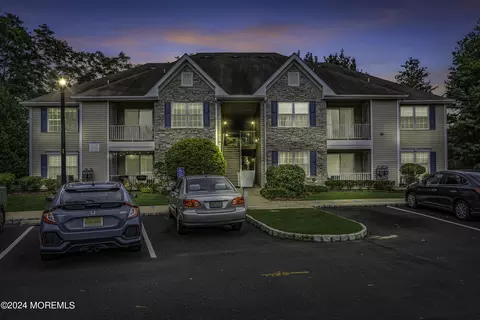 610 Wedgewood Cir, Belford, NJ 07718