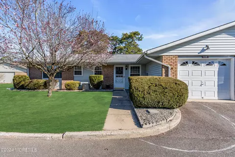 112 Cambridge Cir # B, Manchester, NJ 08759