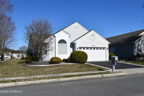 90 Woodstock Dr, Toms River, NJ 08757